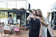 jerks. – Pheline (r.) versucht, ihre Freundin Emily (l.), die Orgasmus-Kummer hat, zu trösten. Nur wenig später erhalten sie jedoch eine weitere grausame Nachricht, die den Bootsausflug der Jerks in einer Voll-Katastrophe enden lässt ...