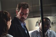 Dr. House – Beim aktuellen Patient treten unvorhergesehene Probleme auf. Dr. Alison Cameron (Jennifer Morrison, l.) und Dr. Eric Foreman (Omar Epps, r.) bitten Dr. House (Hugh Laurie, M.) um Rat.