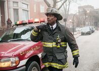 Chicago Fire – Chicago Fire Ein Blick ist nur ein Blick - Viral Staffel 1, Episode 16 Muss eine brenzlige Situation managen: Eamonn Walker als Chief Boden