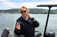 WaPo Bodensee – ARD WAPO BODENSEE FOLGE 43, "Haus Uhr im ERSTEN. Nele Fehrenbach (Floriane Daniel) gibt erste Ermittlungsergebnisse an ihr Team weiter.