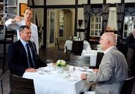 Rote Rosen – ARD ROTE ROSEN FOLGE 1612 Uhr im ERSTEN. Aus Carla (Maria Fuchs, l.) platzt ihre ganze Wut und Verzweiflung über Torbens (Joachim Kretzer, M.) Betrug heraus (mit Komparse).