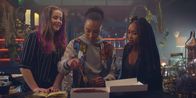 Spellbound – Verzaubert in Paris – Amy (Imogen Mackie Walker, l.) und Lola (Gomolemo Kitso Tsagae, r.), die beide ihre Fähigkeiten zu zaubern verloren haben, sind auf Ceces (Hailey Romain, M.) Hilfe angewiesen und bringen ihr bei, einen Schokoladenkuchen zu verhexen.
