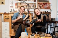 Checker Tobi – Schuhe tragen wir jeden Tag. Aber wie werden sie hergestellt? Das checkt Tobi mit Schuhmacherin Lu.
