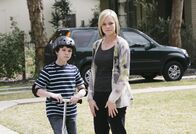 Criminal Minds – Das BAU-Team ist auf der Suche nach einem Serientäter, der einmal im Jahr eine Frau umbringt, die ihn an seine eigene Mutter erinnert. Bei den Recherchen stoßen sie auf Kate (Martha Anne Madison, r.) und Stanley (Jake Cherry, l.) ...