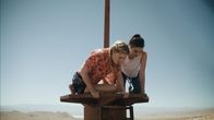 Fall – Entsetzt müssen Hunter (Virginia Gardner, l.) und Becky (Grace Caroline Currey, r.) feststellen, dass ein Abstieg aus den luftigen Höhen nicht mehr möglich ist.