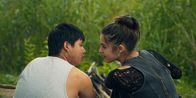 neoriginal: Doppelhaushälfte – Zoe (Helena Yousefi) und Rocco (Hoang Minh Ha) nähern sich im Wald an.