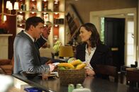 Bones - Die Knochenjägerin – Nach der Geburt ihres Kindes steht für Brennan (Emily Deschanel) nun wieder der erste Arbeitstag an und so müssen sie und Booth (David Boreananz) ihre Tochter dem Kindergarten anvertrauen. +++ Die Verwendung des sendungsbezogenen Materials ist nur mit dem Hinweis und Verlinkung auf TVNOW gestattet. +++; Nach der Geburt ihres Kindes steht für Brennan (Emily Deschanel) nun wieder der erste Arbeitstag an und so müssen sie und Booth (David Boreananz) ihre Tochter dem Kindergarten anvertrauen. +++ Die Verwendung des sendungsbezogenen Materials ist nur mit dem Hinweis und Verlinkung auf TVNOW gestattet. +++