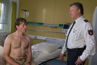 Notruf Hafenkante – Theo Mendes (Oliver Sauer, l.) macht den neuen Revierleiter des PK 21, Wolf Haller (Hannes Hellmann, r.) mit dafür verantwortlich, dass er 25 Jahre unschuldig im Gefängnis gesessen hat. Haller war vor 25 Jahren als Streifenpolizist in den Mordfall involviert.