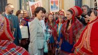 Powerplay - Smart Girls Go for President – Sami-Frauen protestieren vor dem Parlament (Kathrine Thorborg Johansen und Risten Anine Kvernmo Gaup).