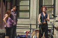 How I Met Your Mother – Als Barney (Neil Patrick Harris, r.) erfährt, wovon Marshalls (Jason Segel, M.) Glück letztlich abhängt, präsentiert er ihm und Lily (Alyson Hannigan, l.) ein weiteres Mal einen Doppelgänger ...