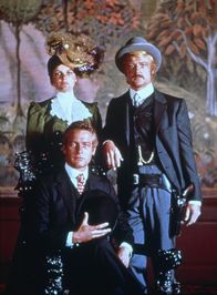 Zwei Banditen – Die Desperados Butch Cassidy (Paul Newman, vorne) und Sundance Kid (Robert Redford, r.) kommen zu zweifelhaften Ruhm, als sie denselben Zug gleich zweimal überfallen. Von einer Elitetruppe verfolgt, fliehen sie mit Etta (Katharine Ross, l.) nach Bolivien, wo sie nach einem wechselhaften Lebenswandel von der Polizei gestellt werden ...