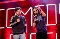 Comedy Clash – SÜDWESTRUNDFUNK Comedy Clash - Finale Diese Comedians machen der Konkurrenz Angst: Jokah Tululu, EmmVee und Lara Autsch wollen sich für das große "Comedy Clash"-Jahresfinale beweisen. Salim Samatou und Marvin Endres (Foto) hosten den härtesten Stand-Up-Wettbewerb Deutschlands in dem Jokah Tululu den King of Pop als Influencer verkörpert, EmmVee auf die deutschesten Deutschen in der Shisha Bar trifft und Lara Autsch auch ohne Kind in der Öffentlichkeit stillen möchte.