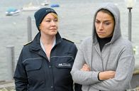 WaPo Bodensee – Nele Fehrenbach (Floriane Daniel, l.) befragt die Kellnerin Lena Teuber (Jaëla Probst, r.) zu den Geschehnissen im Restaurant.
