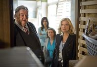 Der Dicke – Umzugschaos: Gregor Ehrenberg (Dieter Pfaff, l.) zieht mit Sack und Pack in die Kanzlei. Isabel v. Brede (Sabine Postel, r.), Gudrun (Katrin Pollitt, 2.v.r.) und Yasmin (Sophie Dal, im HG.) sind sich ausnahmsweise einmal einig: dieser Zustand ist unhaltbar.