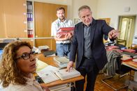 Tatort – Erste Ermittlungsergebnisse werden analysiert (von links nach rechts): Adele Neuhauser (Bibi Fellner), Thomas Stipsits (Manfred Schimpf), Harald Krassnitzer (Moritz Eisner).