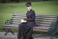 Ripper Street – Journalistin Rachel Costello (Anna Koval) beobachtet die Polizeiarbeit in Whitechapel für eine Recherche sehr genau.