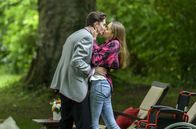Sturm der Liebe – Bei einem Spaziergang durch den Park, lassen Valentina (Paulina Hobratschk, r.) und Fabien (Lukas Schmidt, l.) ihren Gefühlen freien Lauf.