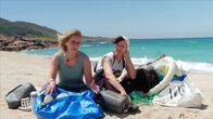 Maritimes Erbe – Isabel und Anali betrachten sich als moderne Strandpiratinnen. Sie sammeln Plastikmüll, den sie zu Kunstwerken verarbeiten.