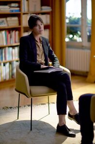 In Therapie – Claire (Charlotte Gainsbourg) betont im Gespräch mit Philippe einen wichtigen Punkt: Zu einer Vater-Sohn-Beziehung gehören immer drei ...