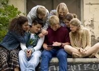 Schloss Einstein – Die Einsteiner beobachten ihre Lehrern beim Geocaching. (v.l.n.r. Johna Fontaine, Flavius Budean, Paul Uhlemann, Julian Buchmann, Annalisa Weyel, Maja Hieke, Kaja Eckert)