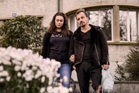 Verbrechen im Wahn – Die Mahmutis an dem Ort, wo 2019 ihr 7-jähriger Sohn Ilias erstochen worden ist.