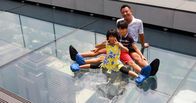 Traumorte – Bangkok von oben: der Glasboden des Hochhauses ist nicht Jedermannës Sache.