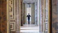 Terra X: Europa in ... – Mirko Drotschmann am Eingang zum "Grand Appartement du Roi" in Versailles.