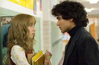 In meinem Himmel – Ausgerechnet an dem Tag, an dem ihr großer Schwarm Ray (Reece Ritchie, r.) endlich um ein Date gebeten hat, wird Susie Salmon (Saoirse Ronan, l.) von einem Serienkiller vergewaltigt und ermordet. Jetzt verweilt sie in der Zwischenwelt zwischen Himmel und Erde und versucht von dort, ihrer Familie bei der Jagd nach dem Mörder beizustehen ...