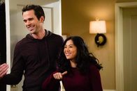 9JKL – Andrew (David Walton, l.); Eve (Liza Lapira, r.)