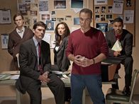 Criminal Minds – (1. Staffel) - Gemeinsam bringen sie jeden Serientäter zur Strecke: Special Agent Jason Gideon (Mandy Patinkin, 2.v.r.), Special Agent Derek Morgan (Shemar Moore, r.), Agentin Elle Greenway (Lola Glaudini, M.), Agent Aaron Hotchner (Thomas Gibson, 2.v.l.) und Dr. Spencer Reid (Matthew Gray Gubler, l.) ...