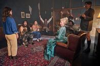 Ghosts – Die Geister trösten Svenni. Familie ist was wunderbares. (v.l.n.r.) Emma (Cristina do Rego), Urs (Jan van Weyde), Svenni (Sina Tkotsch), Friedrich (Alexander Khuon), Adelheid (Antje Widdra), Griet (Meltem Kaptan), Claudius (Max Giermann), Joachim (Sebastian Schwarz).