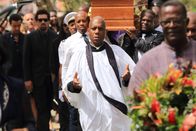 Death in Paradise – Für Pfarrer Lynch (Burt Caeser, M.) ist diese Beerdigung ein schwieriger Job: Er muss einen Freund begraben.