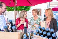 So einfach stirbt man nicht – Renate (Michaela May, l.) genießt den Besuch ihrer Töchter Steffi (Anja Schiffel, M.) und Rebecca (Sandra Borgmann, r.) auf Mallorca.