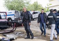 Navy CIS: L.A. – Um herauszufinden, was es mit dem Goldraub auf sich hat, müssen Callen (Chris O'Donnell, r.) und Hanna (LL Cool J, l.) mit drei ehemaligen Vietnamkriegskameraden von Hetty kooperieren ...