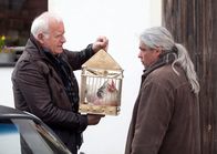 Fuchs und Gans – ARD/HEITER BIS TÖDLICH - FUCHS UND GANS, neue Krimiserie (16 Folgen), Folge 15 "Die Erbin"50 Uhr im Ersten. Tierfreund Urban Fuchs (Peter Bongartz, l.) versteckt Huhn Charlotte beim Bauern Günther (Komparse).