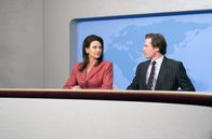 Die Newsreader – Statt Geoff nimmt Dale (Sam Reid) im Studio neben seiner Ex-Partnerin Helen (Anna Torv) Platz.
