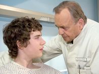 In aller Freundschaft – Prof. Simoni (Dieter Bellmann, rechts) versucht Dennis (Maximilian Giertler), dessen Eltern vor zwei Jahren gestorben sind, Wert- und Moralvorstellungen zu vermitteln. Doch damit stößt er bei Dennis auf Granit.