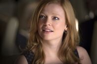 Oddball - Retter der Pinguine – Olivias Mutter Emily (Sarah Snook) lĂ¤sst sich von dem charmanten Bradley hinters Licht fĂĽhren.Â