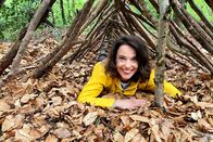 Mona mittendrin – Mona mittendrin Im Survival-Training Mona Vetsch testet, ob ihre selbstgebaute Notunterkunft gross genug ist. 2022