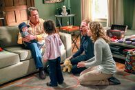 Modern Family – Cameron (Eric Stonestreet, l.), Mitchell (Jesse Tyler Ferguson) und Laura (Annie Tedesco) warten gespannt auf Lilys (Aubrey Anderson-Emmons, M.) Reaktion auf das Baby. Wird sie eifersüchtig sein?