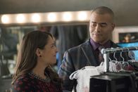 Bull – Eine ganz besondere Herausforderung für Chunk (Chris Jackson, r.): Isabella (Yara Martinez, l.) soll im Prozess menschlich aussehen. Doch das ist gar nicht so einfach ...