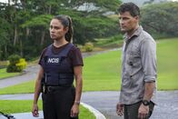 Navy CIS: Hawaii – Jane Tennant (Vanessa Lachey, l.); Captain Joe Milius (Enver Gjokaj, r.)