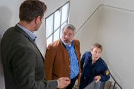 Die Rosenheim-Cops – Die Kommissare Hansen (Igor Jeftic, l.) und Stadler (Dieter Fischer, M.) bitten Polizeihauptmeister Mohr (Max Müller, r.) herauszufinden, wo das Opfer in der Nacht vor seinem Tod war.