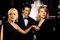 Liebe auf Umwegen – Die junge Designerin Melanie (Reese Witherspoon, l.) genießt das Leben in New York in vollen Zügen. Als jedoch Andrew (Patrick Dempsey, M.), der Sohn der Bürgermeisterin (Candice Bergen, r.), auf romantische Art um ihre Hand anhält, gibt es ein kleines Problem ...