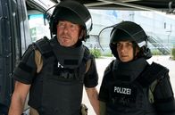 WaPo Bodensee – Alexandra Schulz (Borglárka Horváth, r.) und Einsatzleiter Matthias Krämer (Martin Lindow, l.) beobachten entsetzt wie der Blindgänger explodiert.