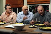 Modern Family – (v.li.) Cameron (Eric Stonestreet), Merle Tucker (Barry Corbin) und Jay (Ed O'Neill)