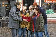 Stadt - Land - Quiz – Moderator Jens Hübschen (li.), will testen, will wissen, was die Mitmenschen so wissen über ihre Stadt und ihr Land. In seinem kleinen Laptop hat er Fragen und Filme dabei und so können willige Mitspieler auf der Stelle spielen und punkten, wie hier in der Fußgängerzone.