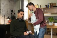 In aller Freundschaft – ARD/MDR IN ALLER FREUNDSCHAFT 1097 , "Bang ums Herz" Uhr im ERSTEN. Ab 03.06.2025, 21:00 Uhr in der ARD-Mediathek. Kris Haas (Jascha Rust, re.) hat Fadila Awad versprochen, sich ein paar Stunden um ihren gerade geborenen Sohn Noor zu kümmern. Sie selbst möchte herausfinden, was mit ihrem Mann passiert ist, von dem sie auf der Flucht von Syrien getrennt wurde. Nun bittet Kris seinen Mitbewohner Ilay Demir (Tan Caglar, li.), ihn kurz zu unterstützen.
