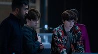 Nightsleeper – Abby (Alexandra Roach, 2. v. re.), ihre Kollegen Saj Sidhu (Parth Thakerar, li.), Tobi McKnight (Gabriel Howell) und ihre Vorgesetzte Nicola Miller (Pamela Nomvete, re.) stehen unter Druck