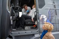 SOKO Stuttgart – Wer hat den Lkw-Fahrer Frederik Rehmann (Komparse, M.) in seinem Fahrerhaus erstochen? Bevor sich die Erste Kriminalkommissarin Martina Seiffert (Astrid M. Fünderich, r.) auf der Raststätte umhört, bringt sie der Leiter der Rechtsmedizin Dr. Benedikt Förster (Florian Wünsche, l.) auf den aktuellen forensischen Ermittlungsstand.